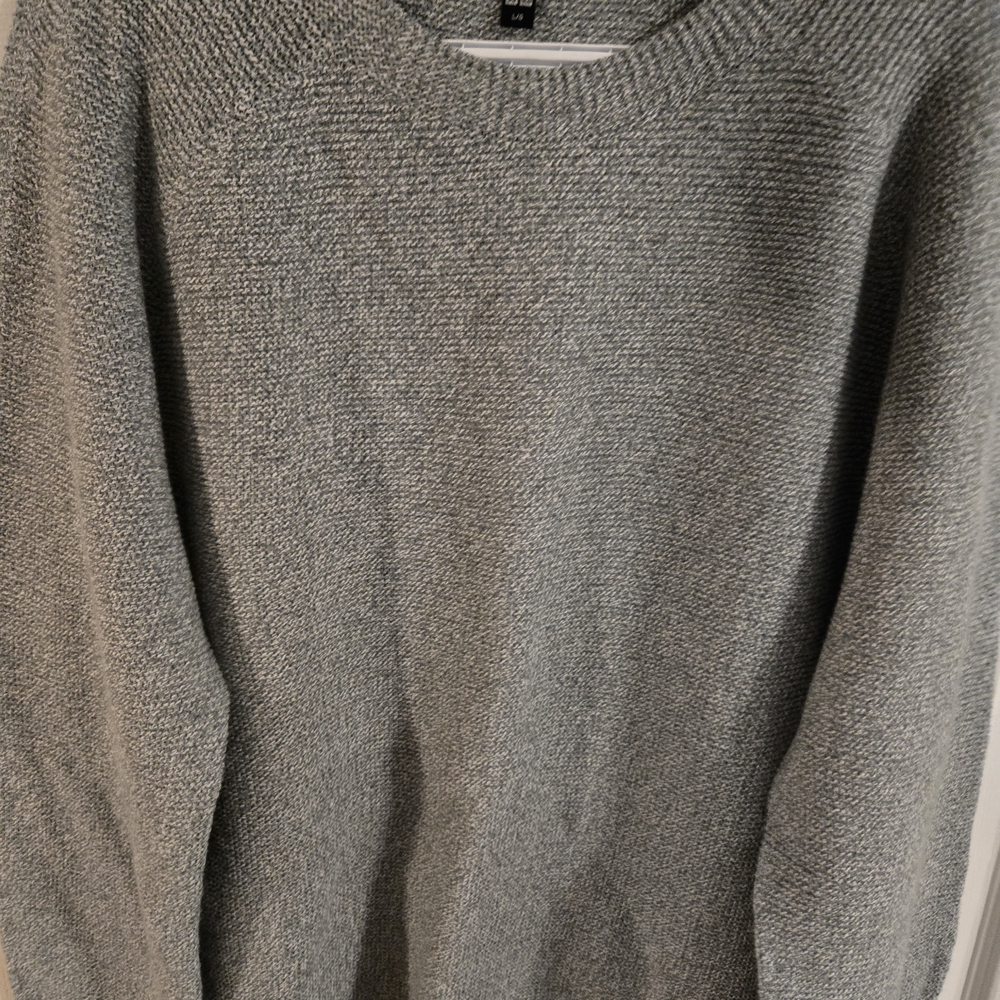 Uniqlo Men's Heather Gray Crewneck Sweater